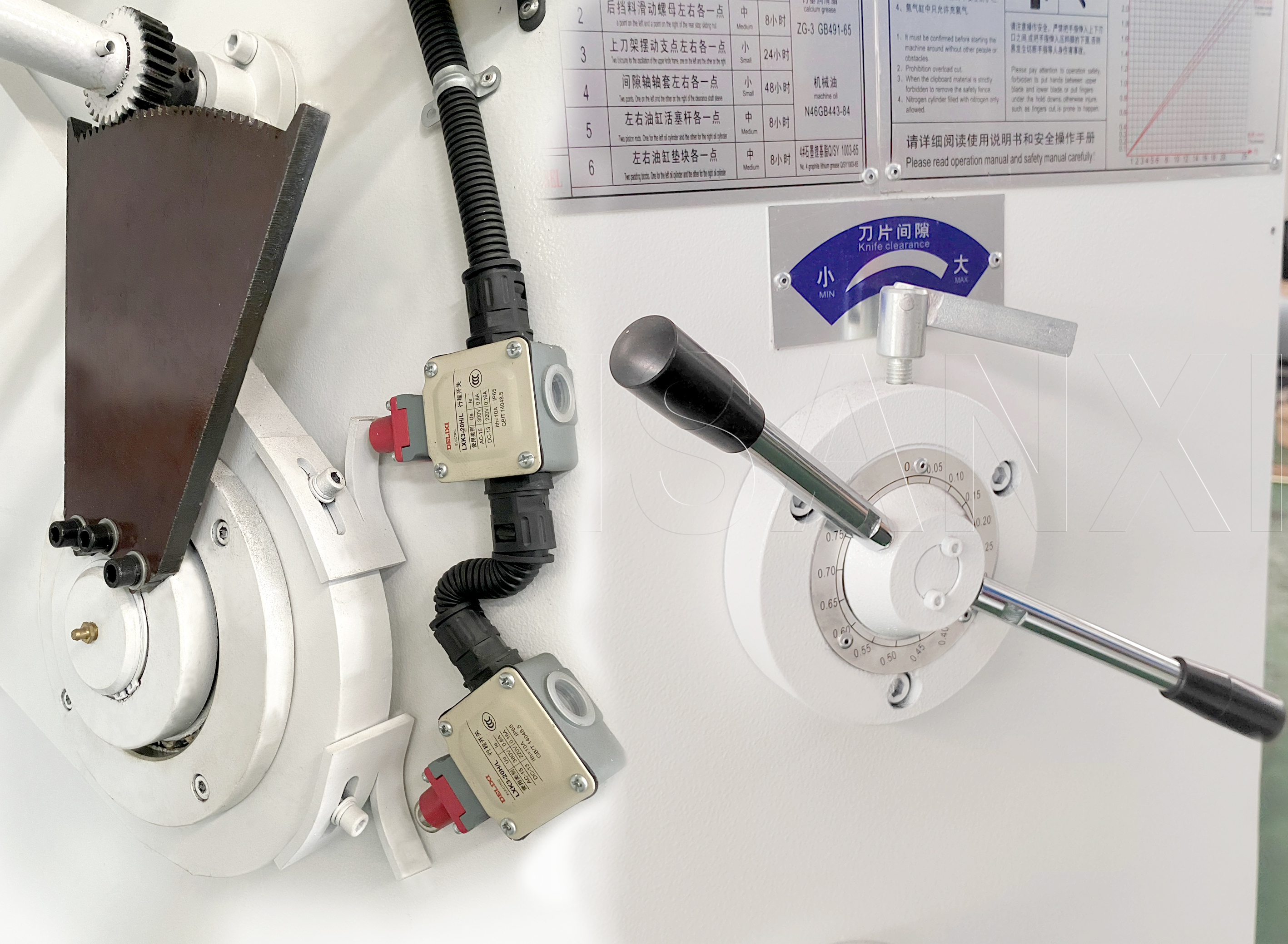 刀片间隙调节装置