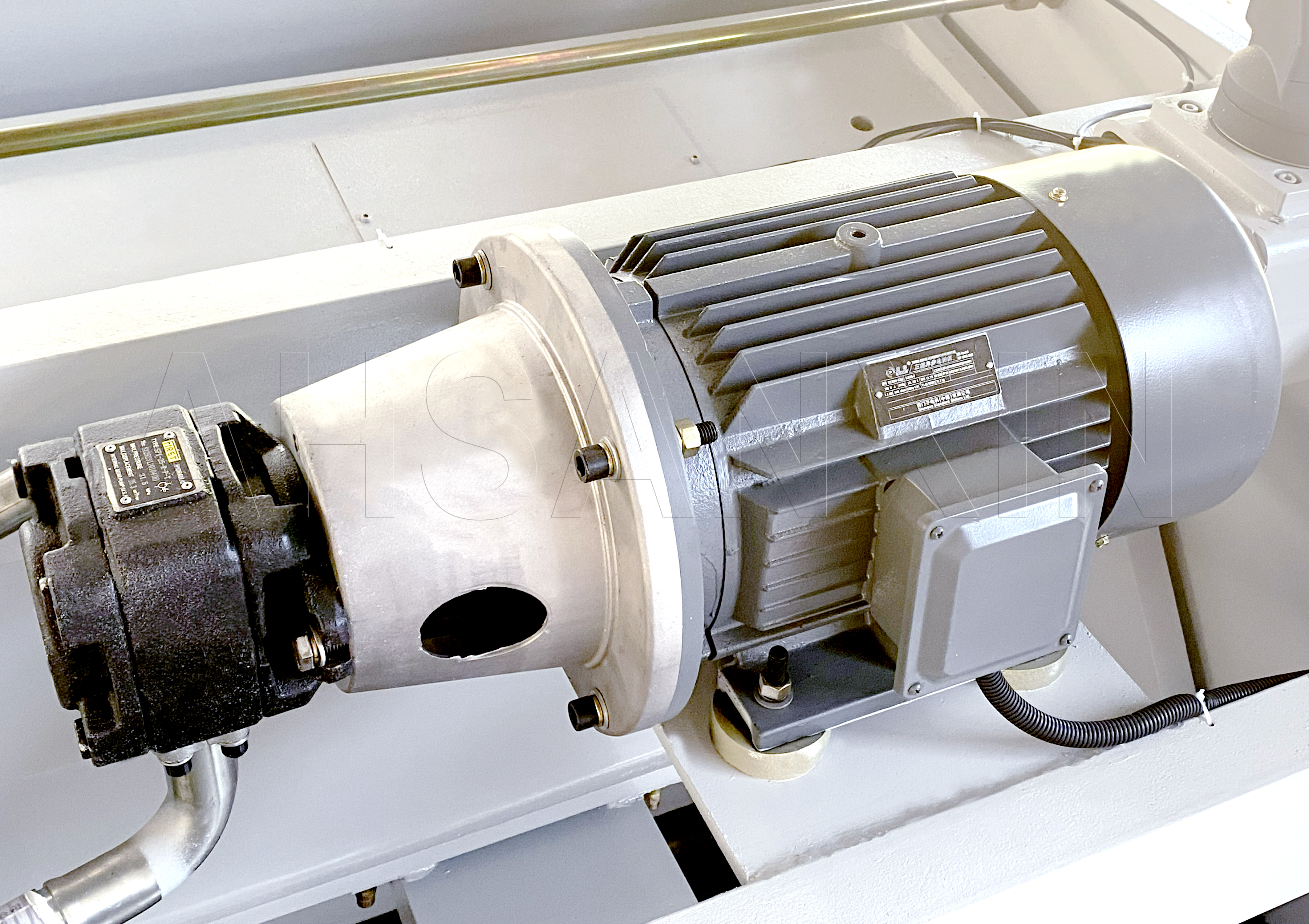 摆式剪板机主电机